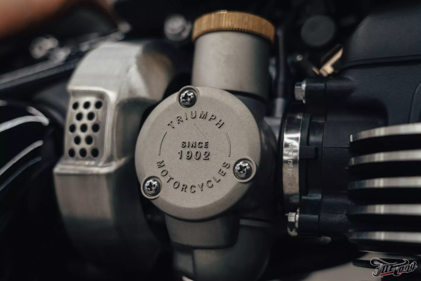 Поработали над выхлопной системой Triumph Bonneville Bobber 1200 и перешили на него сиденье